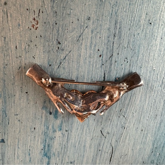 Unique artisan-made pin with gold heart held by two silver hands - Picture 6 of 15